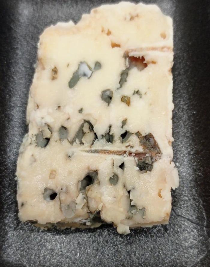 Fotografie - Roqueforti AOP, sýr přírodní zrající z ovčího mléka s plísní uvnitř hmoty