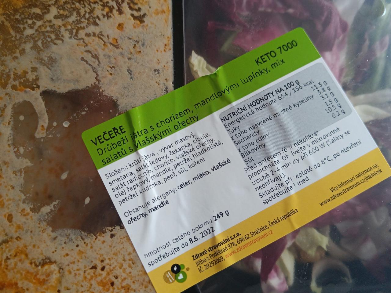 Fotografie - Drůbeží játra s chorizem, mandlovými lupínky, mix salátu s vlašskými ořechy Zdravé stravování