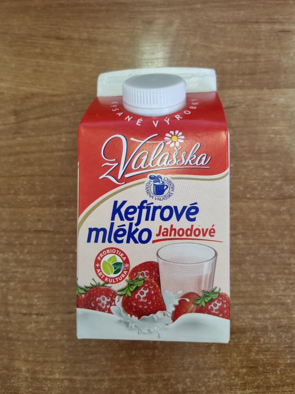 Fotografie - kefírové mléko nízkotučné jahodové Mlékárna Valašské Meziříčí