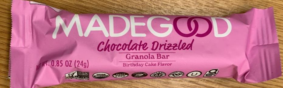 Fotografie - Chocolate drizzled granola bar birthday cake flavour Madegood