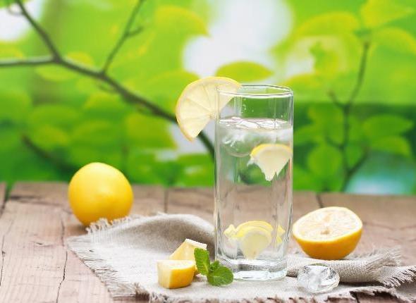 Fotografie - voda s citrónovou šťávou