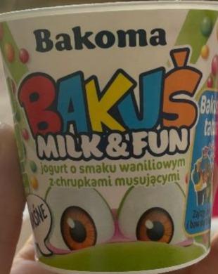 Fotografie - Bakuś Milk & Fun jogurt o smaku waniliowym z chrupkami musujacymi Bakoma