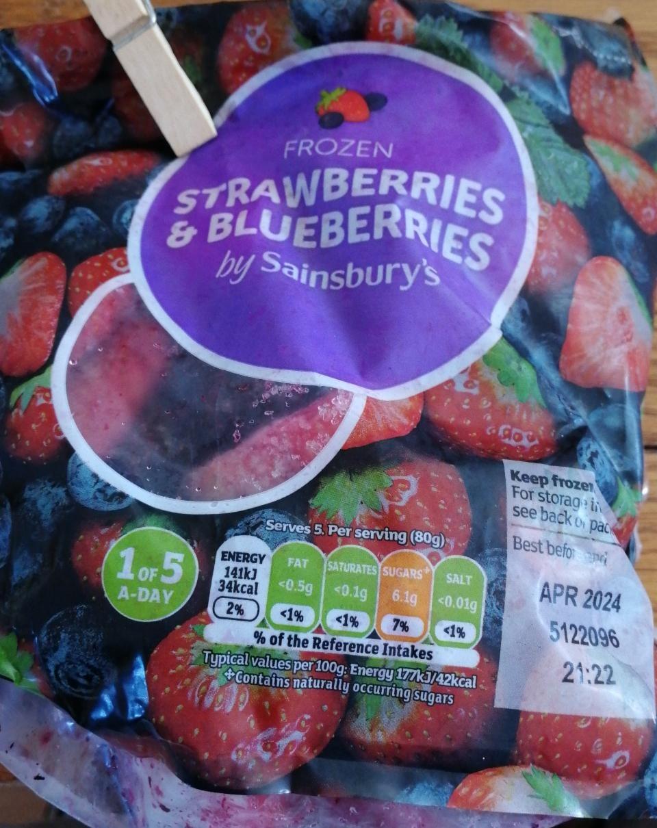 Fotografie - Frozen Strawberries & Blueberries by Sainsbury's
