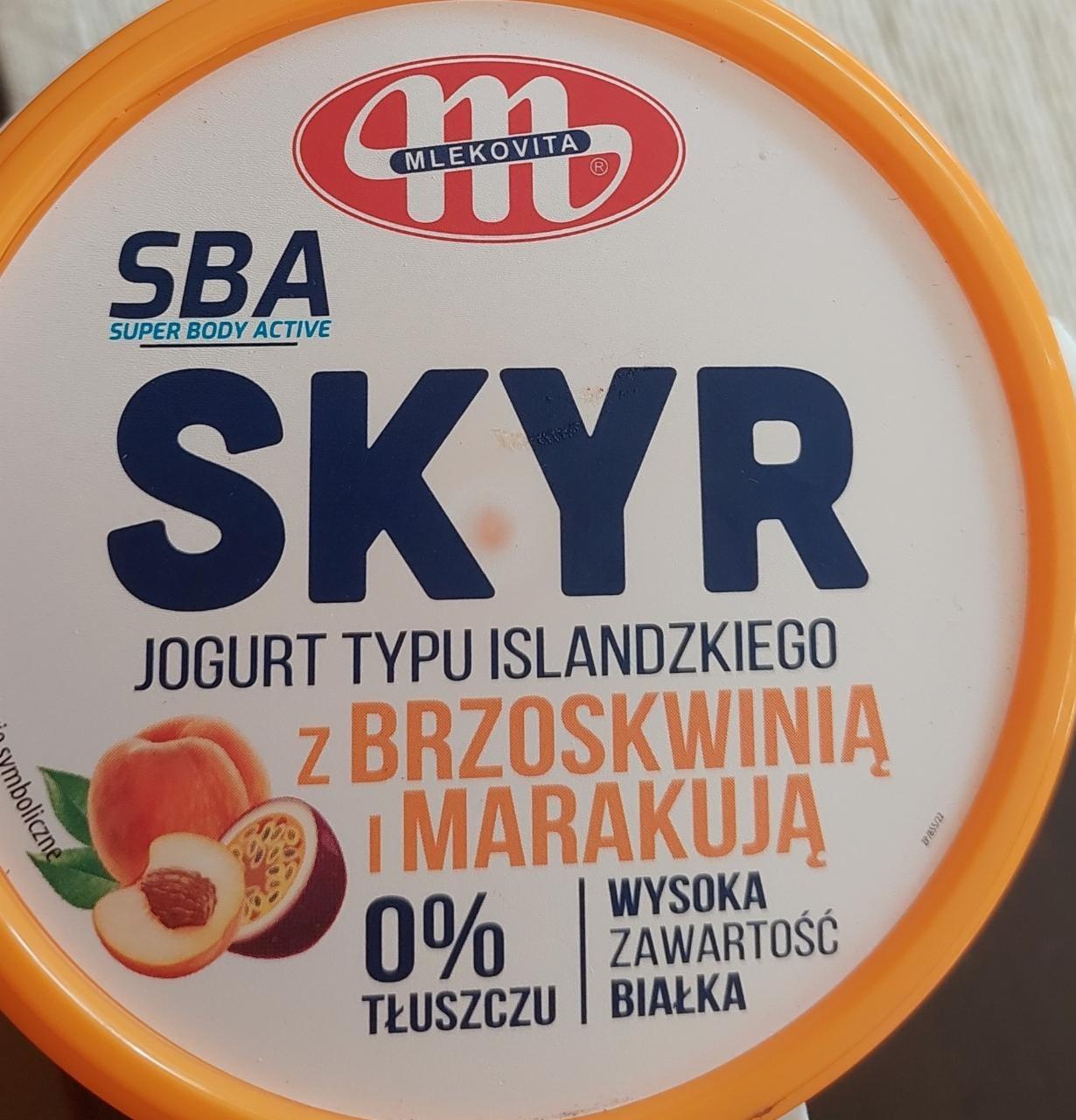 Fotografie - Skyr jogurt typu islandzkiego z brzoskwinią i marakują 0% tłuszczu Mlekovita