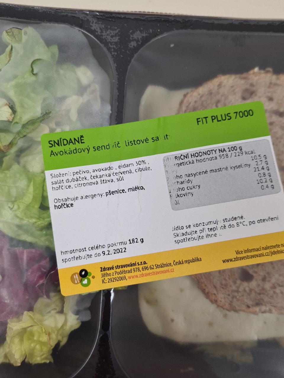 Fotografie - Avokádový sendvič, listový salát Zdravé stravování 