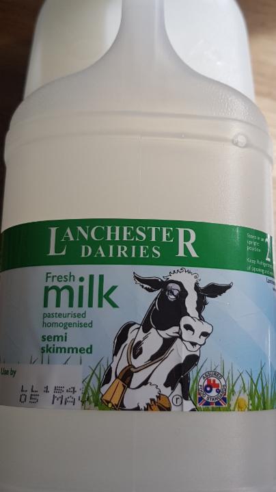 Fotografie - Fresh Milk Semi Skimmed - Lanchester Dairies