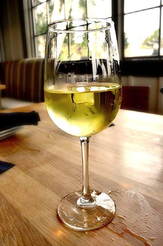 Fotografie - víno bílé suché Chardonnay