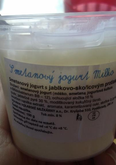 Fotografie - smetanový jogurt s jablkovo-skořicovým protlakem Milko