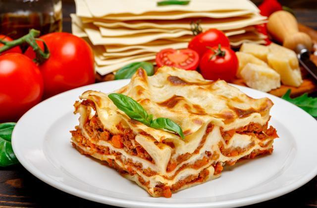 Fotografie - boloňské lasagne s bešamelem posypané sýrem