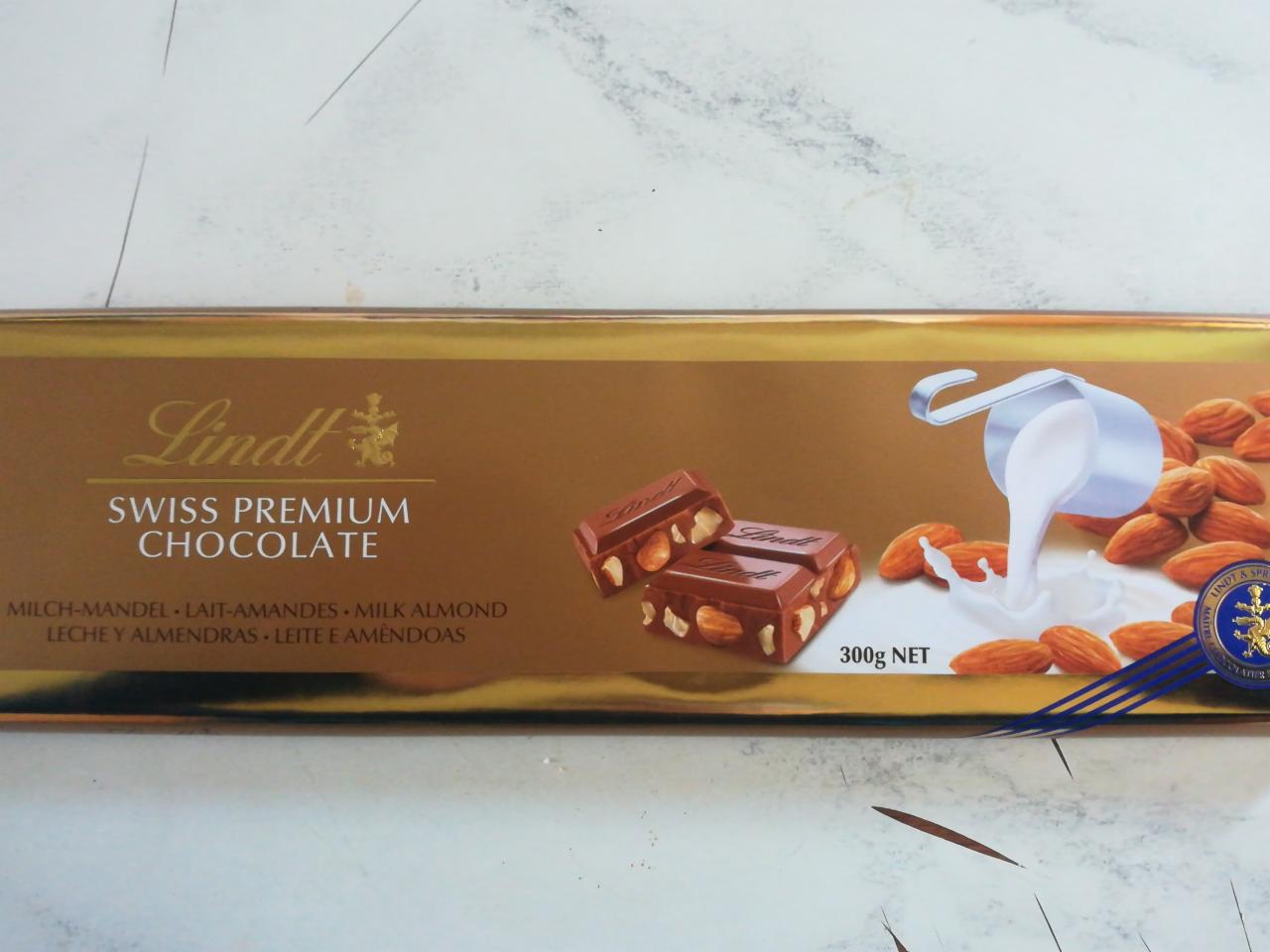 Fotografie - Swiss Premium Milk Chocolate With Whole Roasted Almonds Lindt
