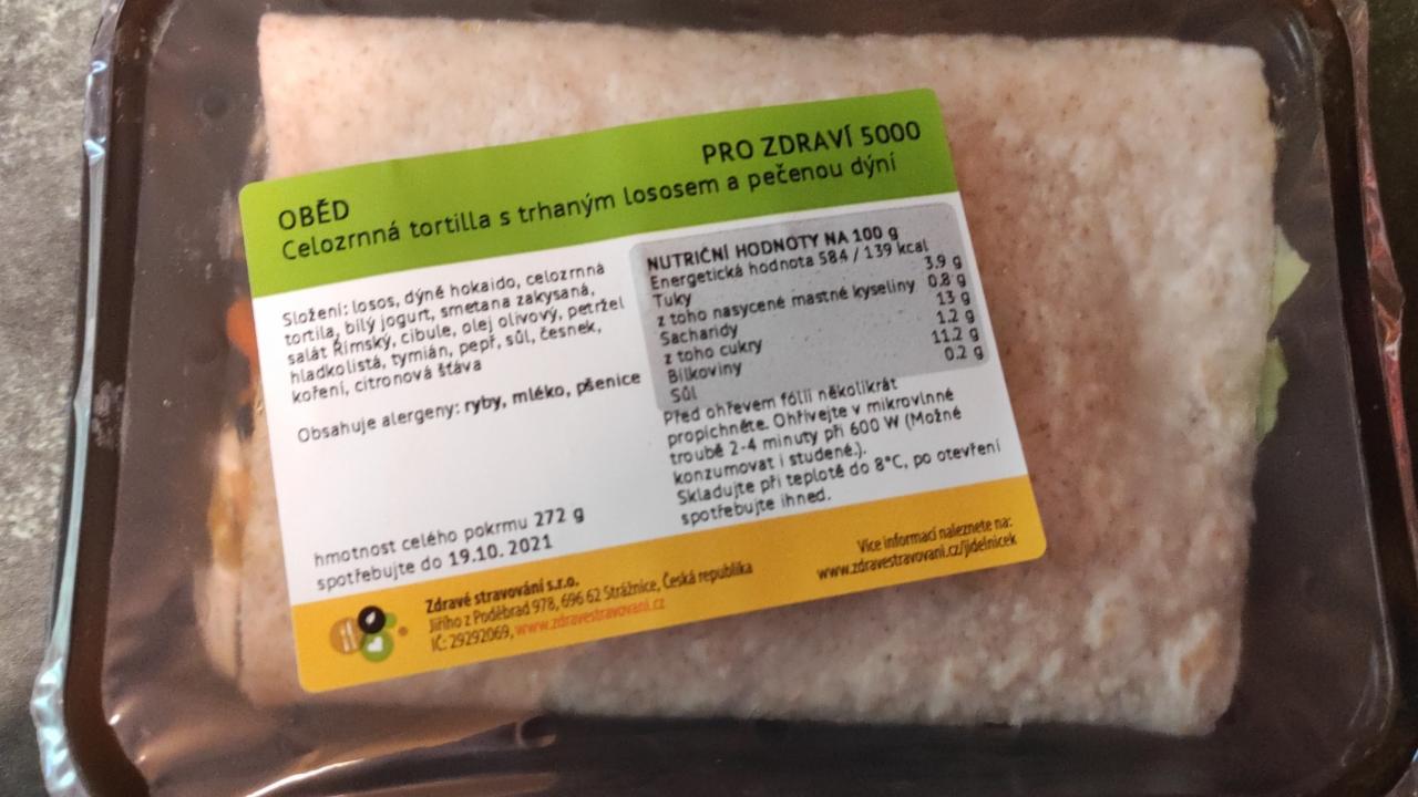 Fotografie - Celozrnná tortilla s trhaným lososem a pečenou dýní Zdravé stravování