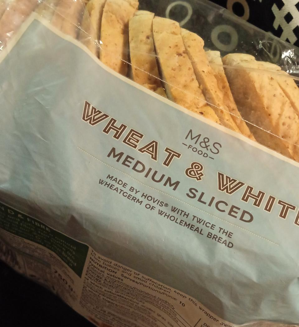 Fotografie - Wheat & White Medium Sliced Bread M&S Food