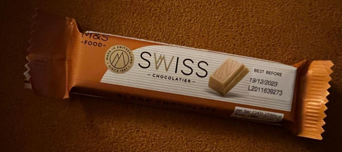 Fotografie - Swiss bílá čokoláda s karamelizovaným cukrem M&S Food