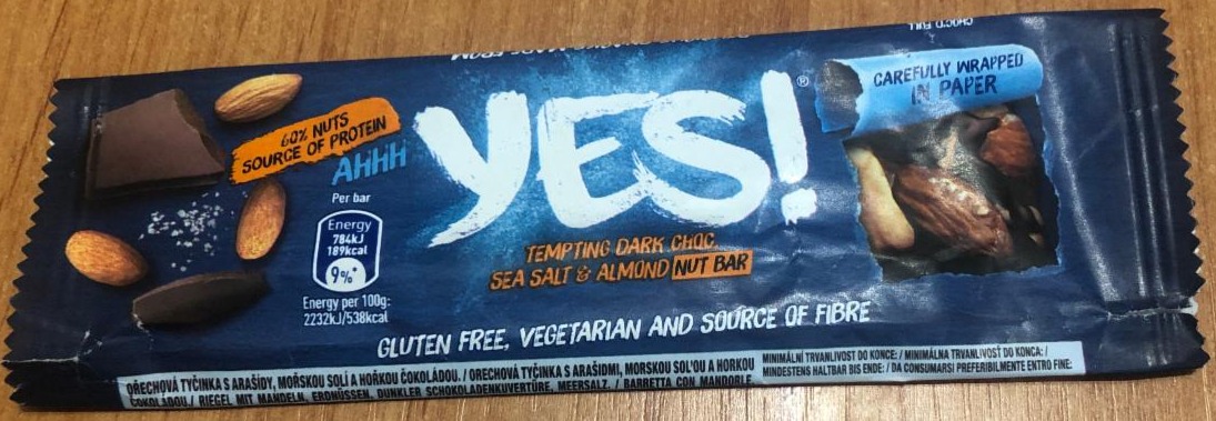 Fotografie - Yes! tempting dark choc, sea salt & almond nut bar (tyčinka s mandlemi, mořskou solí a hořkou čokoládou) Nestlé