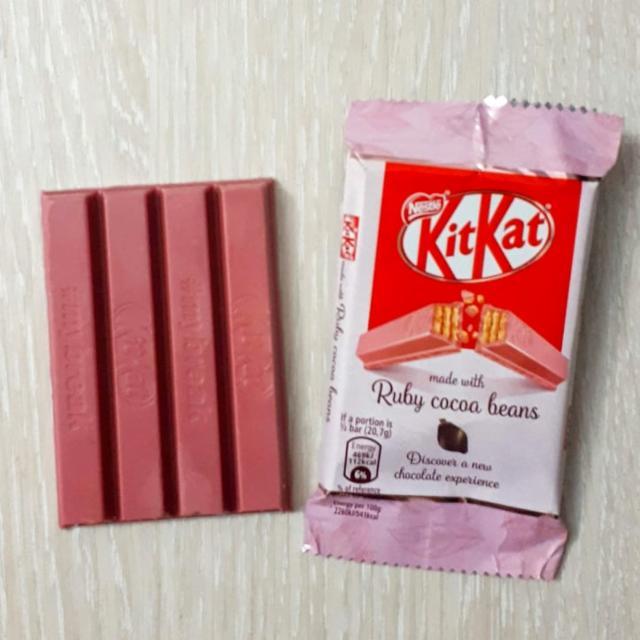 Fotografie - Chocolate bar Kit Kat Couverture Ruby cocoa beans Nestlé