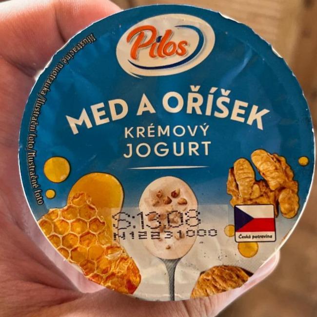 Fotografie - Med a oříšek krémový jogurt Pilos