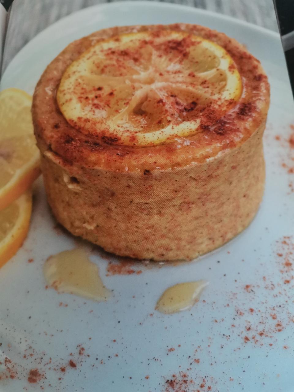 Fotografie - svěží tvarohovo citronový mugcake břicháč Tom