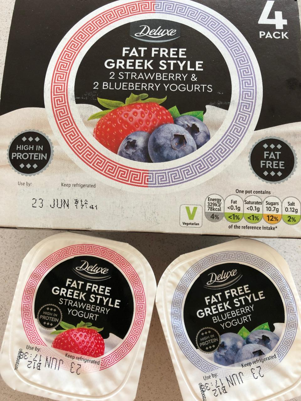 Fotografie - Fat Free Greek Style 2 Strawberry & 2 Blueberry Yogurts Deluxe