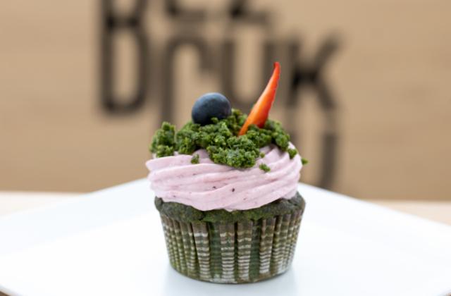 Fotografie - Mechový cupcake s jahodovým krémem BezCukru
