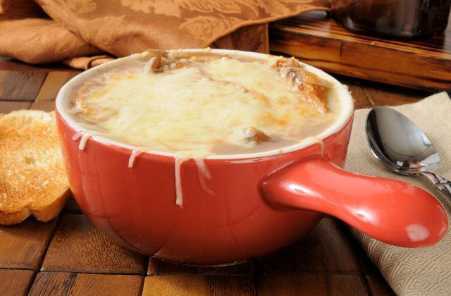 Fotografie - cibulová polévka se sýrem (bez krutónů)