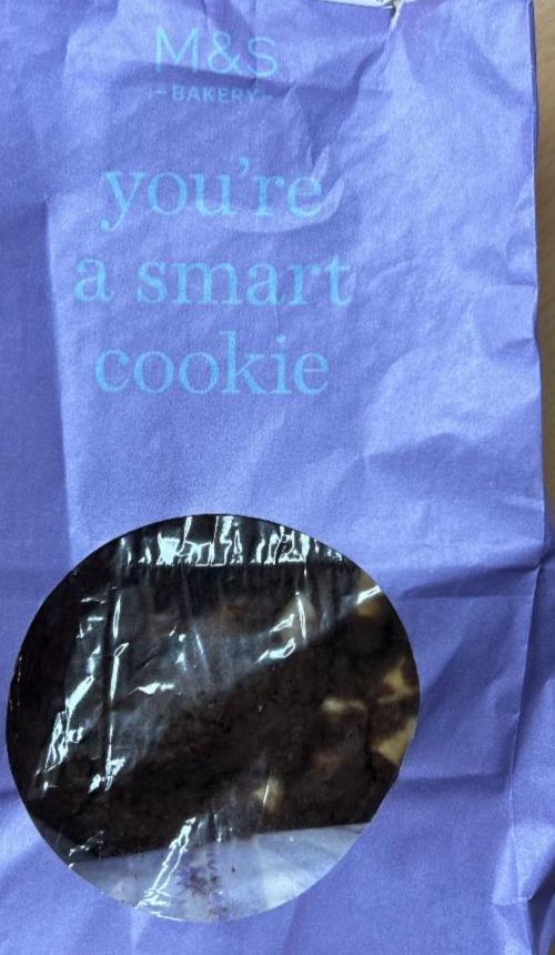 Fotografie - Sušenka se třemi druhy čokolády M&S Cookie