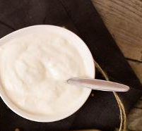 Fotografie - bílý jogurt 1,5% tuku