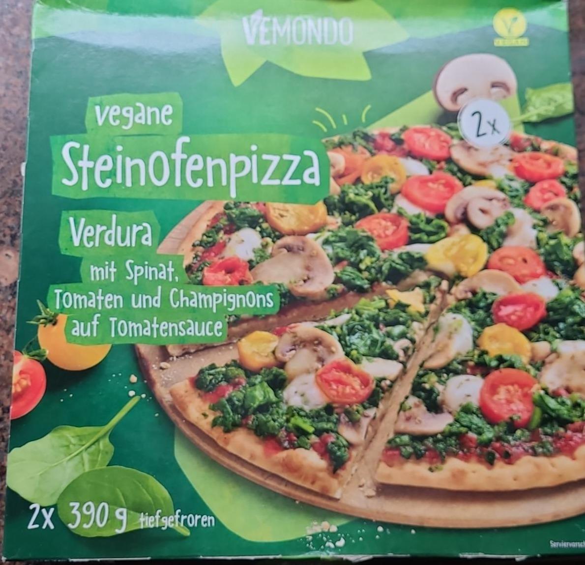 Fotografie - Vegane Steinofenpizza Verdura mit Spinat, Tomaten und Champignons auf Tomatensauce Vemondo