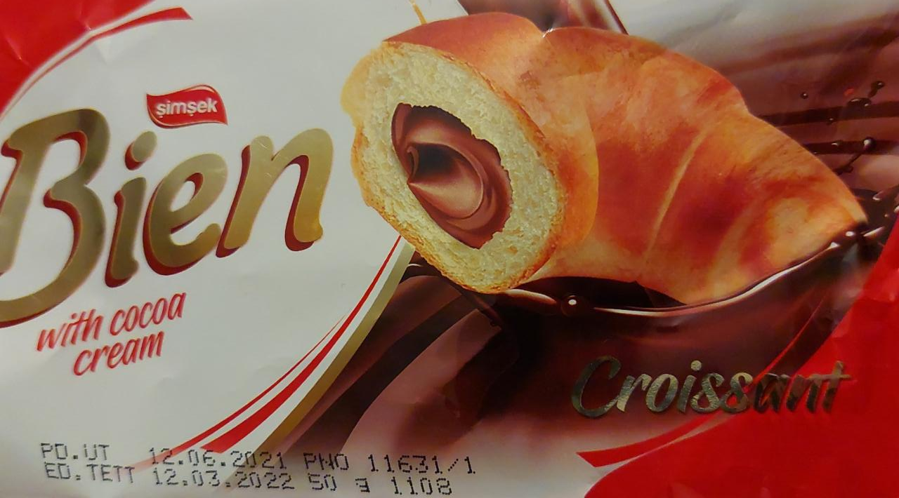 Fotografie - Croissant with cocoa cream simsek