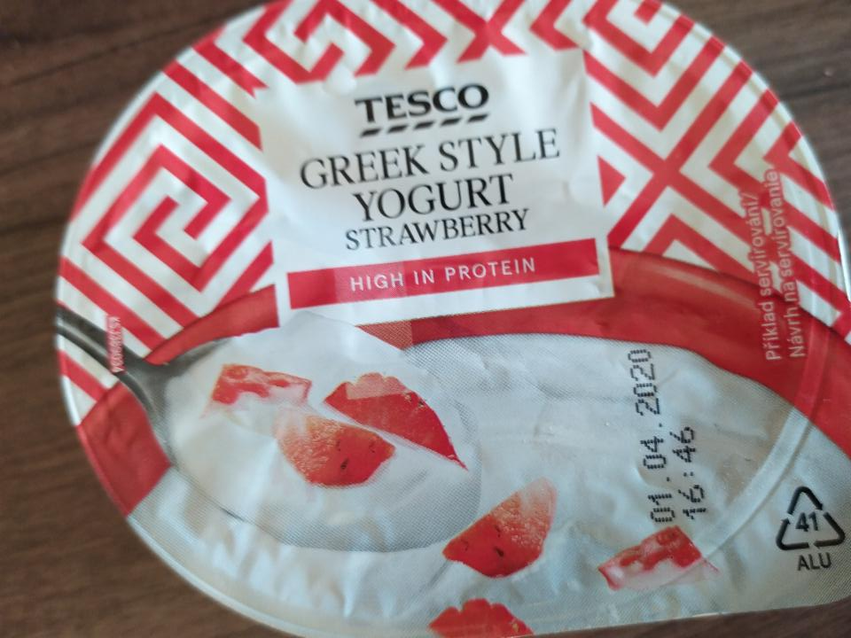 Fotografie - Greek Style yogurt jahoda Tesco