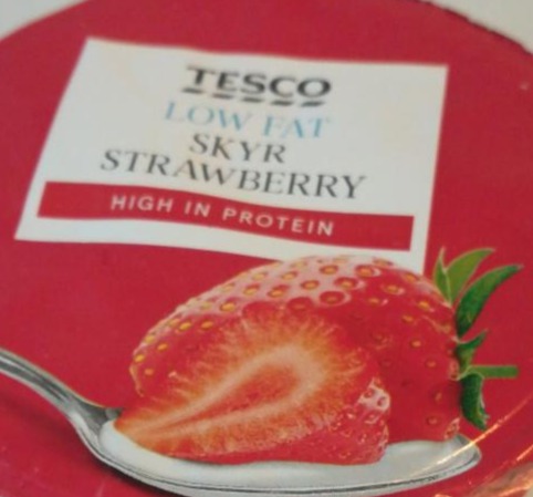 Fotografie - Low fat skyr strawberry Tesco