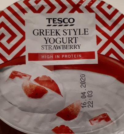 Fotografie - Greek style yogurt strawberry Tesco
