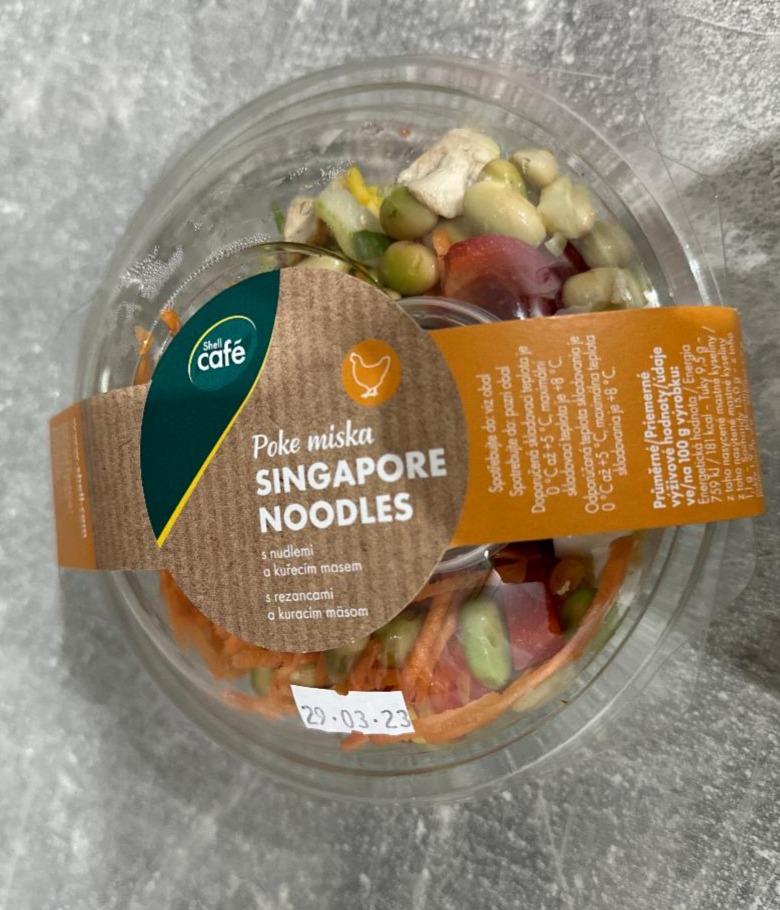 Fotografie - Poke miska Singapore noodles s nudlemi a kuřecím masem Shell café