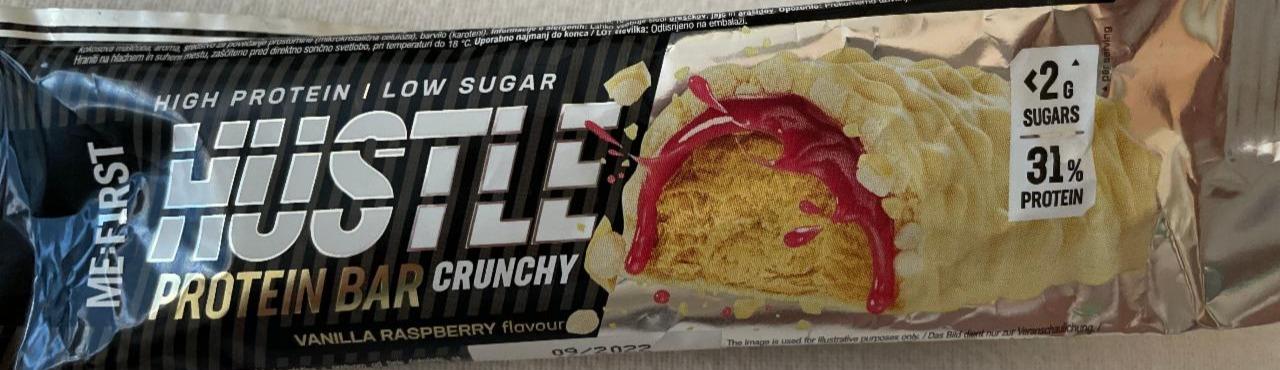 Fotografie - Crunchy protein bar vanilla raspberry HUSTLE