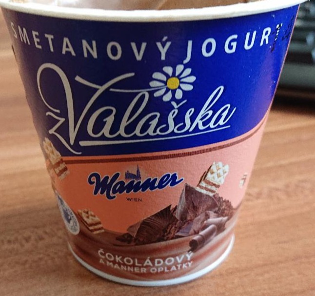 Fotografie - Smetanový jogurt z Valašska čokoládový a Manner oplatky