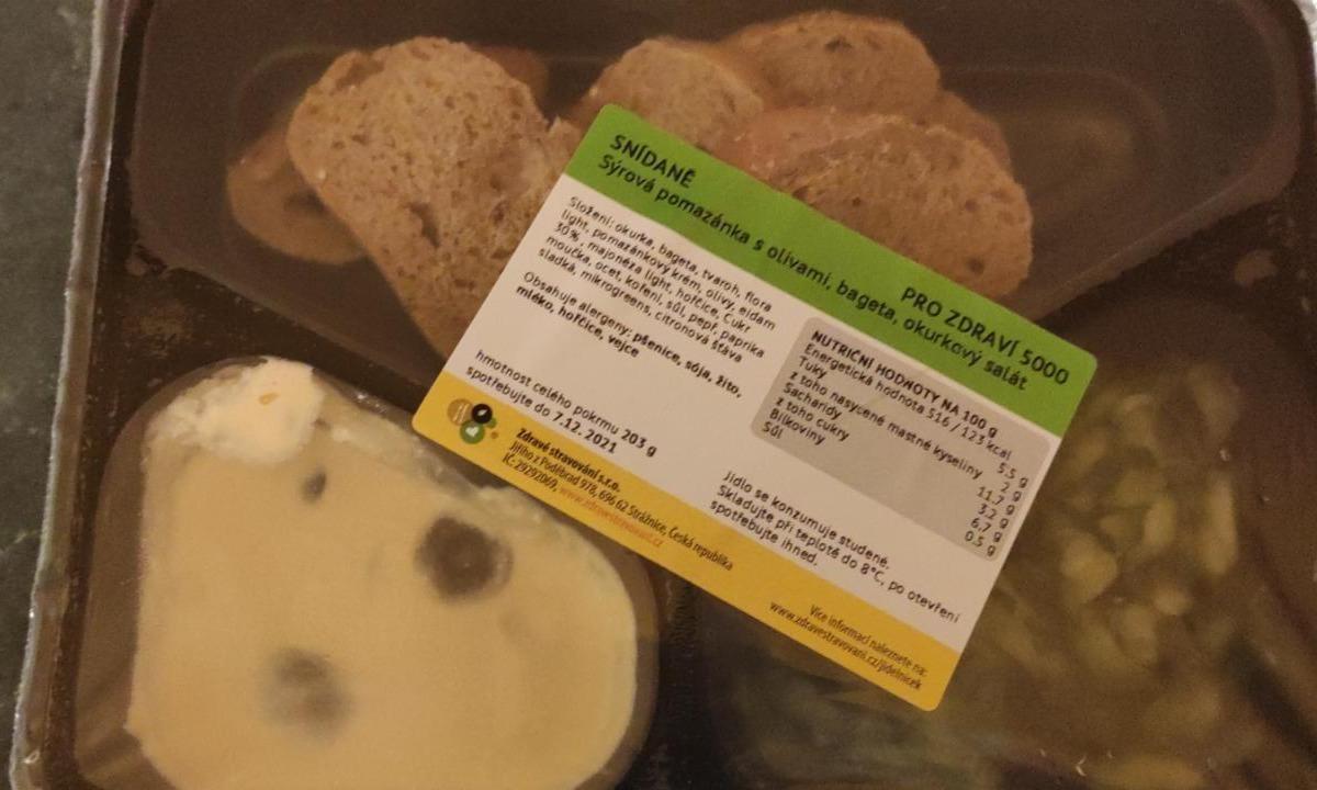Fotografie - Sýrová pomazánka s olivami, bageta, okurkový salát Zdravé stravování