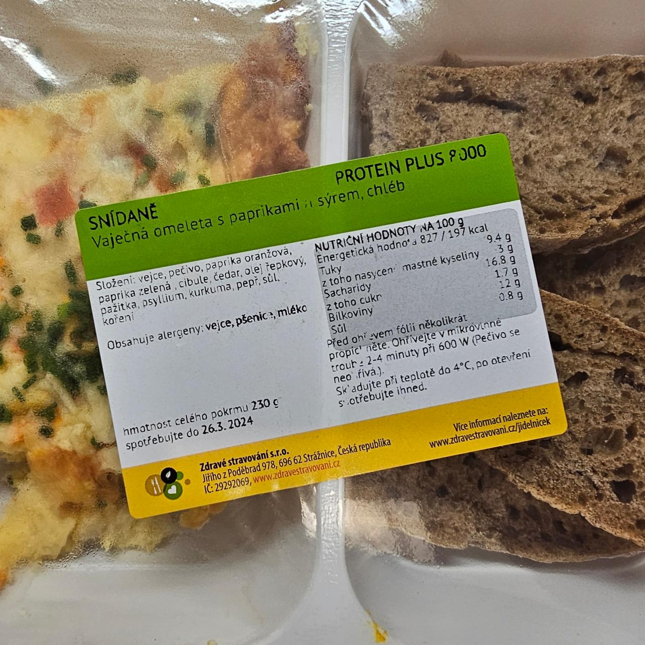 Fotografie - Vaječná omeleta s paprikami a sýrem, chléb Zdravé stravování