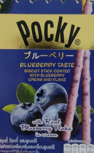 Fotografie - Blueberry taste biscuit stick coated with blueberry cream and flake Pocky