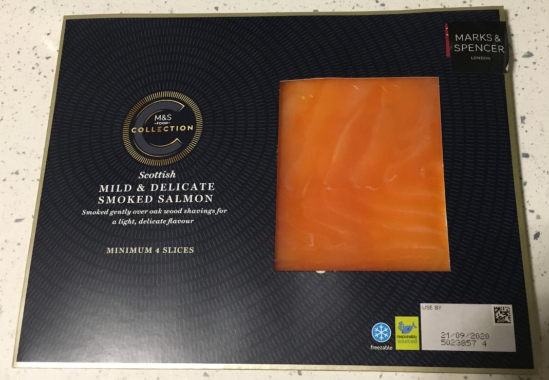 Fotografie - plátky jemně uzeného skotského lososa obecného M&S Food