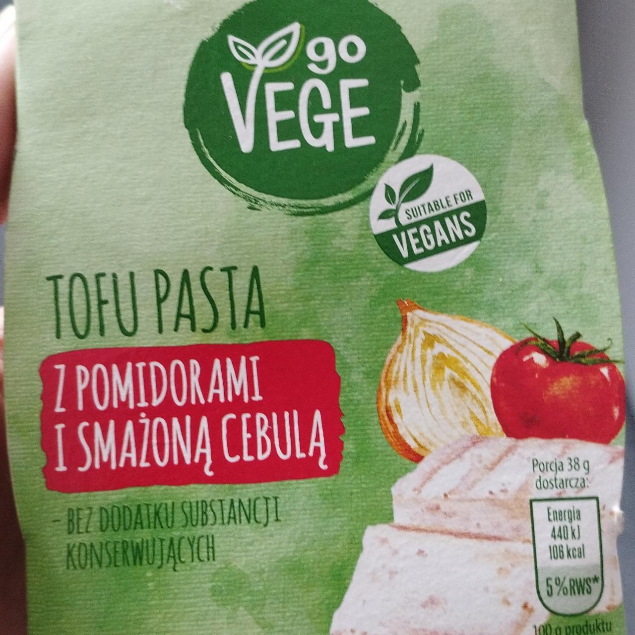 Fotografie - Tofu pasta z pomidorami i smażoną cebulą Go Vege