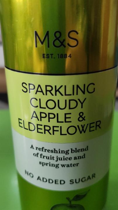 Fotografie - Sparkling Cloudy Apple & Elderflower M&S