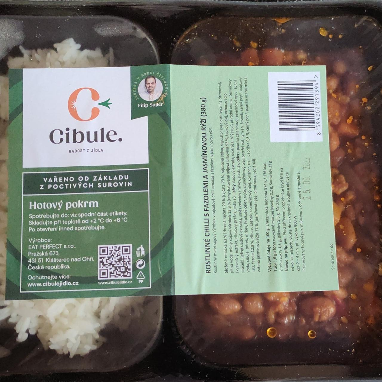 Fotografie - Rostlinné chilli s fazolemi a jasmínovou rýží Cibule.