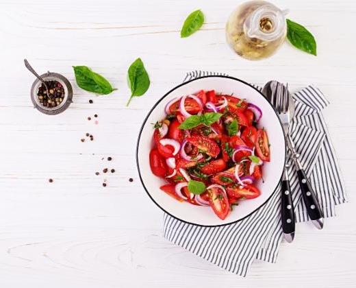 Fotografie - rajčatový salát (rajčata, cibule, ocet, cukr, sůl, pepř)