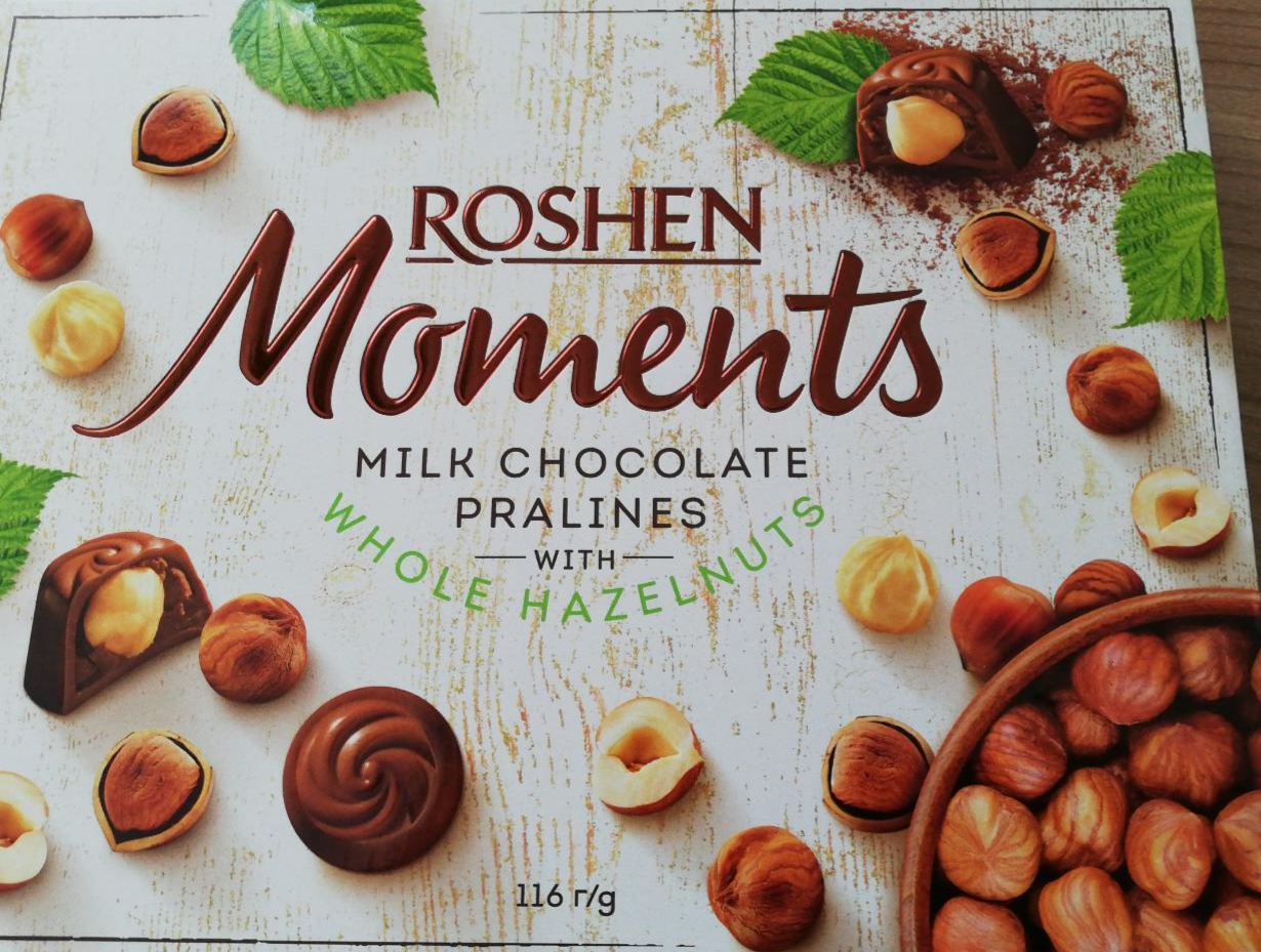 Fotografie - milk chocolate pralines Moments with whole hazelnuts Roshen
