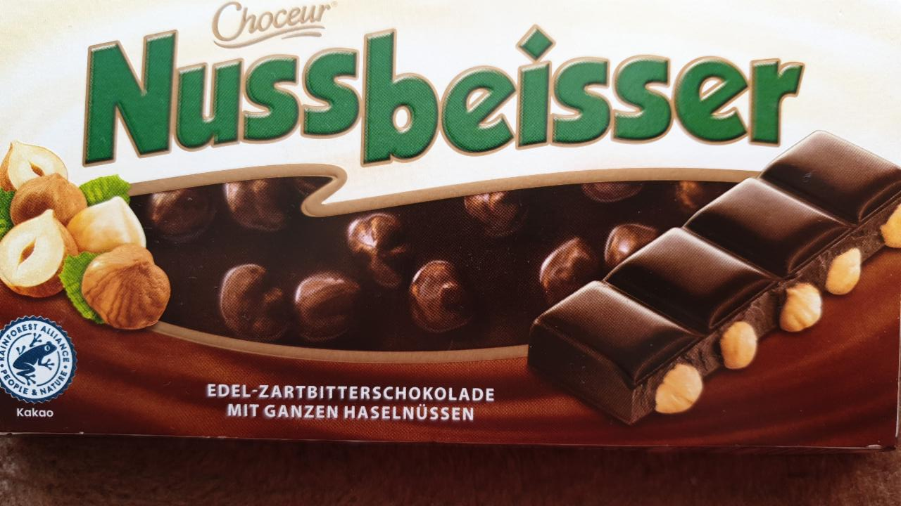 Fotografie - hořká čokoláda s celými lískovými oříšky Nussbeisser