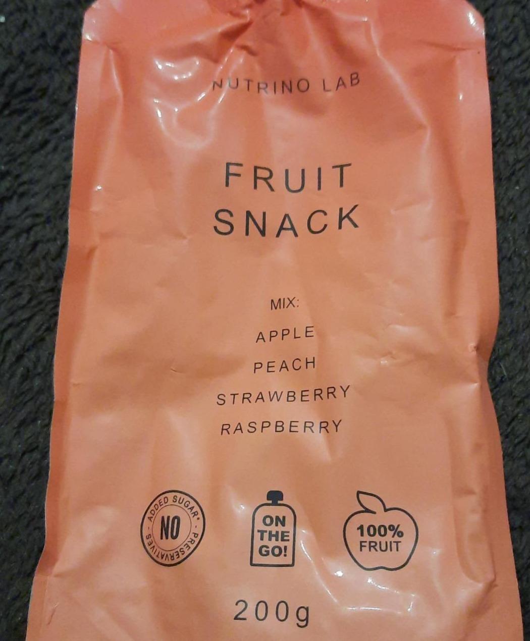 Fotografie - Fruit Snack Apple Peach Strawberry and Raspberry Nutrino Lab
