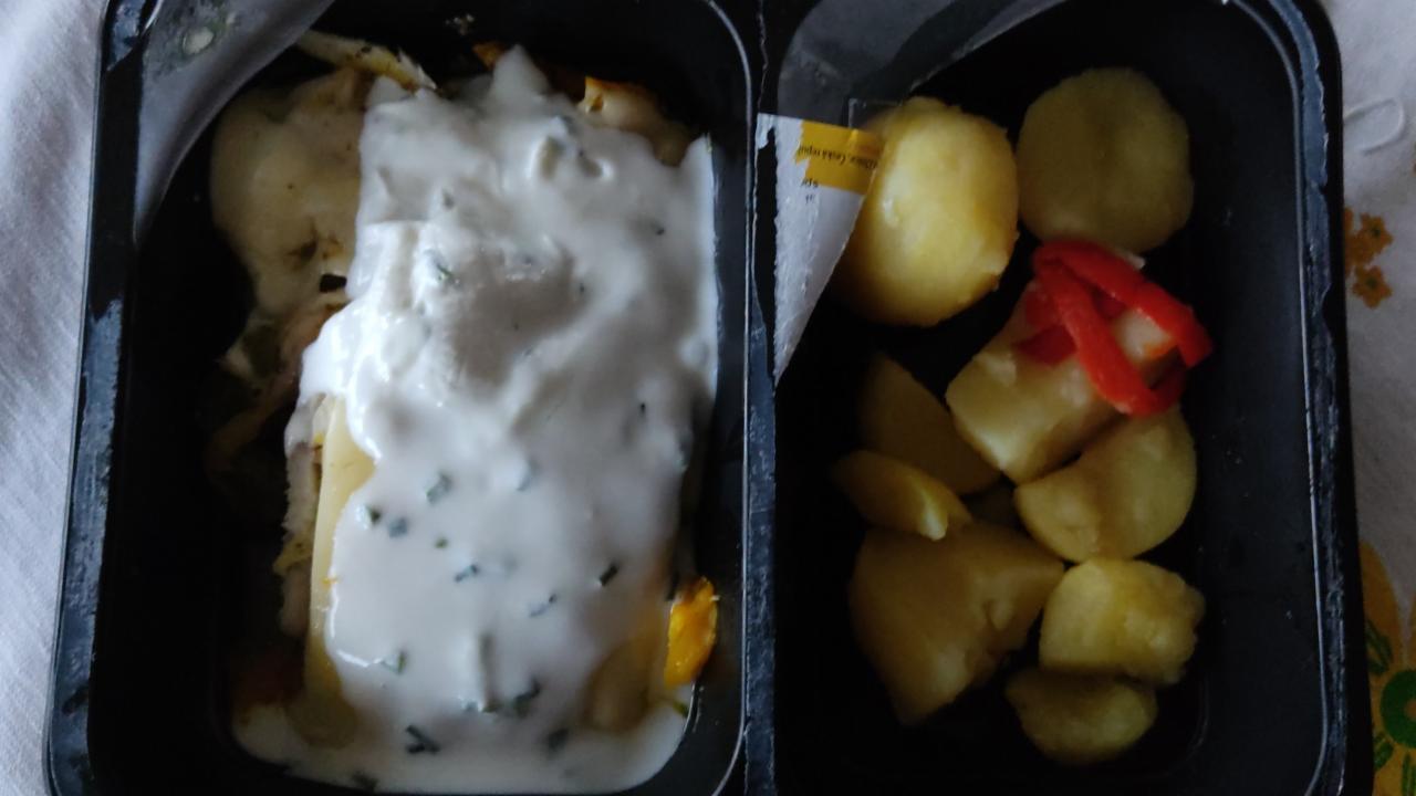 Fotografie - zapečená treska se sýrem a dvěma druhy paprik, brambory s česnekovým dipem Zdravé stravování