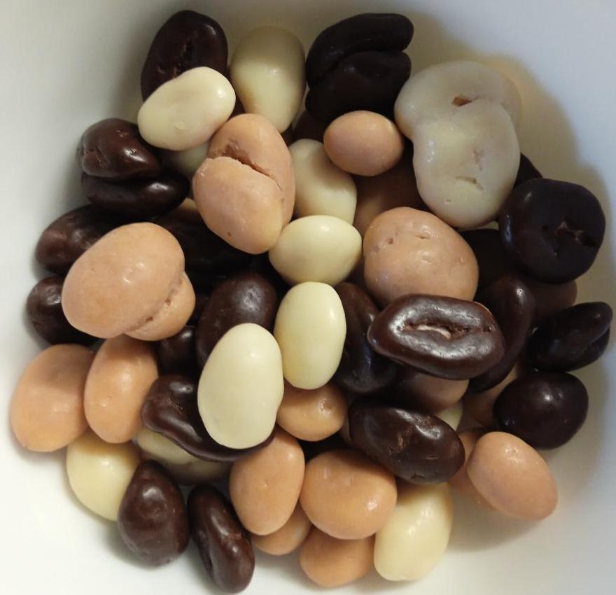 Fotografie - arašídy MIX v čokoládě a jogurtové polevě