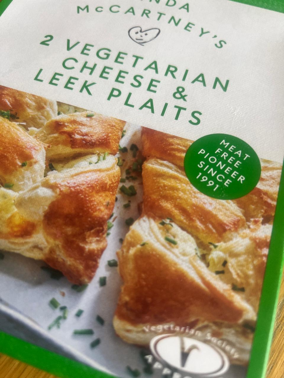Fotografie - 2 Vegetarian Cheese & Leek Plaits Linda McCartney's