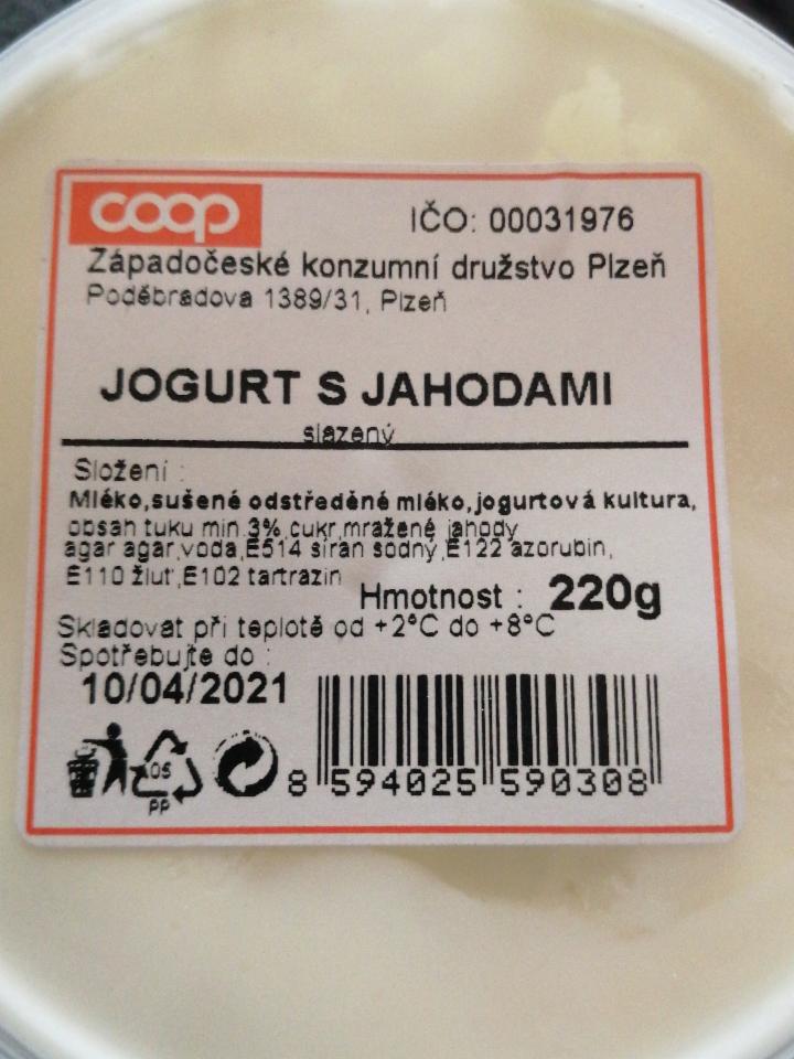 Fotografie - Jogurt s jahodami slazený Coop