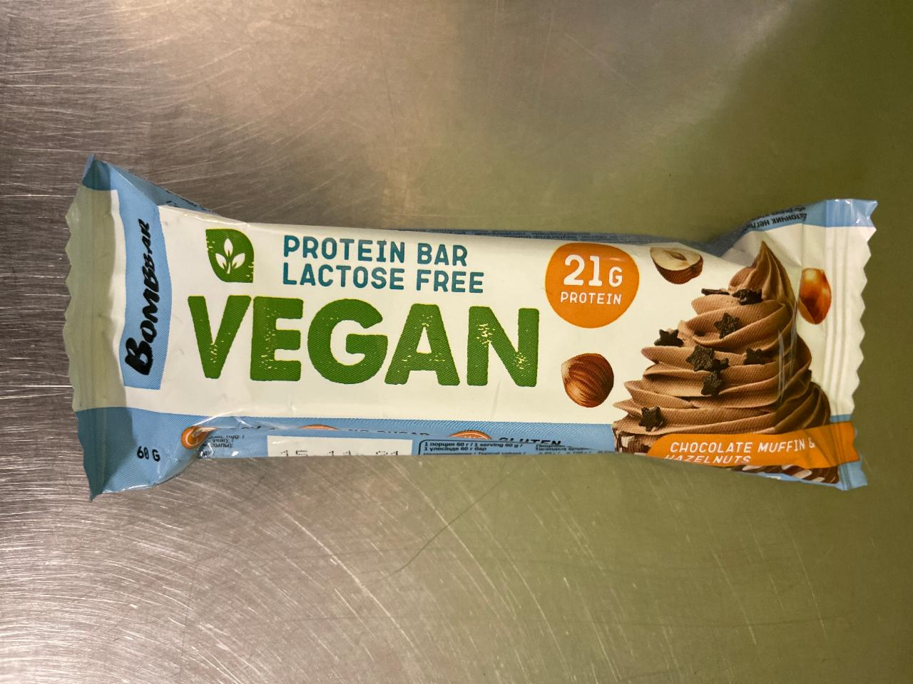 Fotografie - Vegan protein bar chocolate muffin & hazelnuts Bombbar